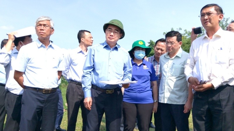 Đoàn lãnh đạo thành phố đi thị sát thực tế tình trạng xây dựng nhà không phép ở huyện Bình Chánh