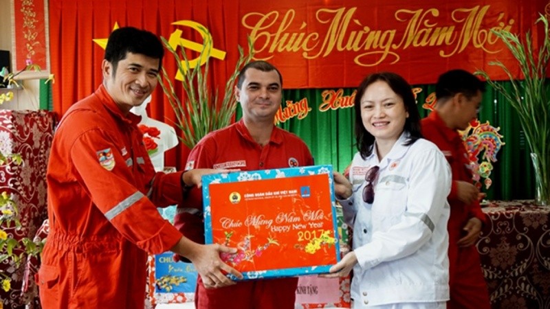Chủ tịch Công đoàn Dầu khí Việt Nam – bà Nghiêm Thùy Lan trong một lần đi thăm công nhân người lao động trên giàn khoan của Vietsovpetro