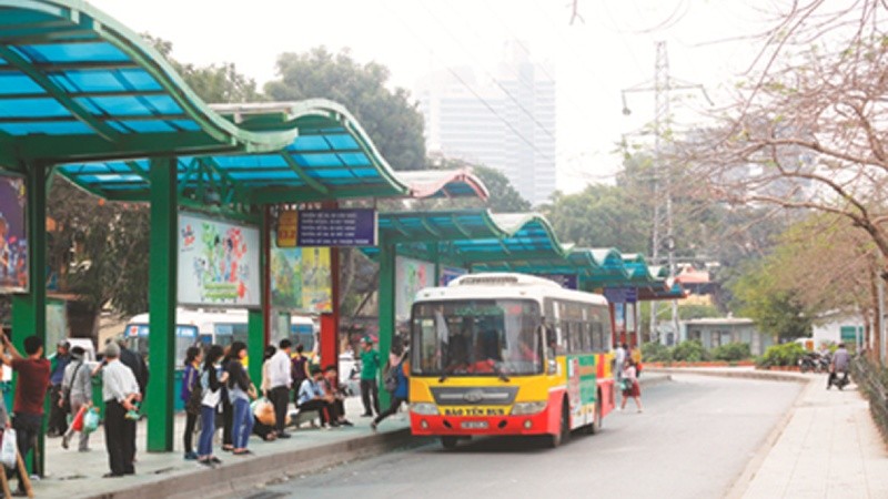 Nhiều nhà chờ xe buýt tại Hà Nội đã có chỗ ngồi, mái che