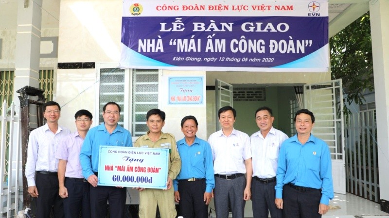 Quan tâm đời sống người lao động là hoạt động thường xuyên ở Công đoàn Điện lực Việt Nam