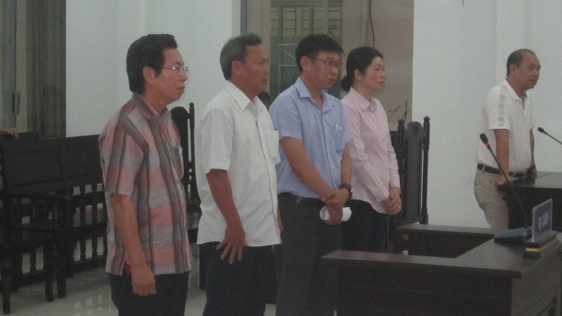 Bị cáo Toàn (đứng giữa), Mỹ, Giáp, Hương, Cường tại tòa