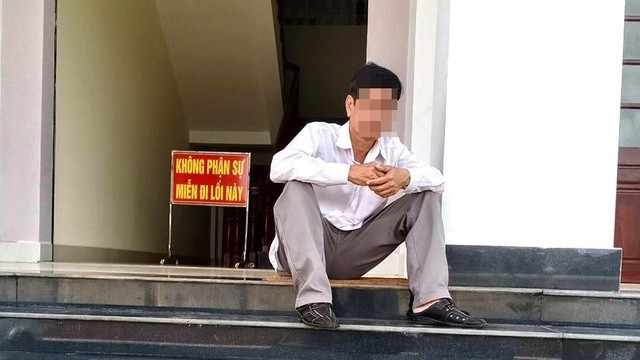 Ông Phước ngồi tại hành lang TAND tỉnh Bình Phước vào sáng 29/5/2020 chờ nghe tuyên án (Ảnh: LS Dương Vĩnh Tuyến)