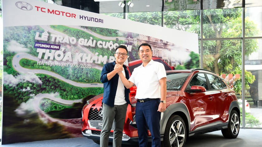 Tổng Giám đốc TC MOTOR - Ông Lê Ngọc Đức trao tặng chiếc Hyundai KONA cho một người chơi trong chương trình KONA Thỏa Khám Phá