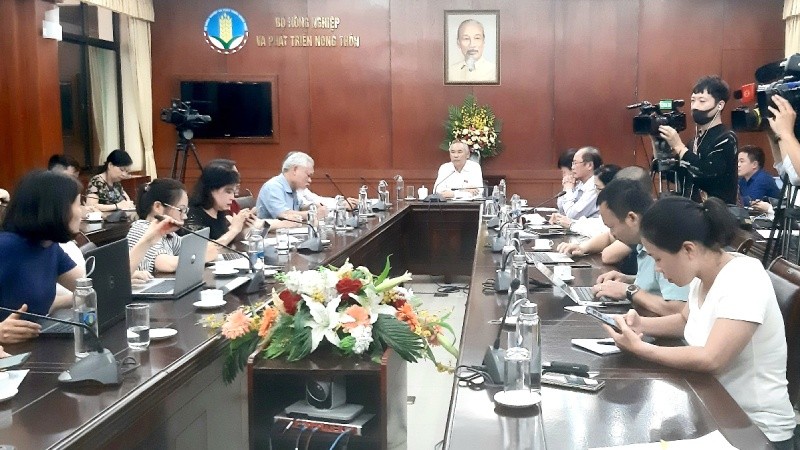 Thứ trưởng Bộ Nông nghiệp và Phát triển nông thôn chủ trì cuộc họp báo thông báo về việc nhập khẩu lợn sống từ Thái Lan