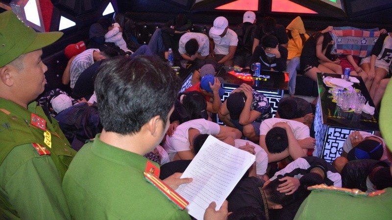 Lực lượng chức năng tại TP HCM kiểm tra một quán karaoke nhằm phát hiện việc sử dụng ma túy trái phép