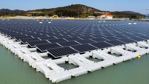 Một nhà máy điện mặt trời nổi trên mặt nước