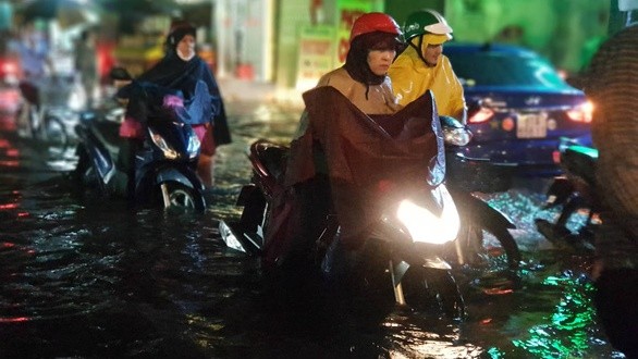 Cứ mưa là nhiều con đường tại TP Hồ Chí Minh biến thành sông. Ảnh: Ngọc Khải