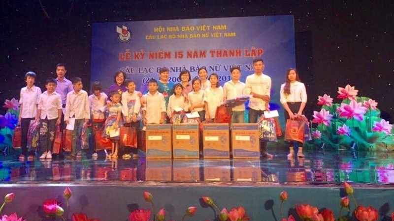 CLB Nhà báo nữ Việt Nam hỗ trợ các suất quà dành cho các em học sinh khuyết tật, hoàn cảnh khó khăn
