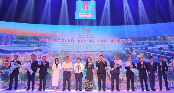 Ban lãnh đạo Tập đoàn Địa ốc Kim Oanh và các đối tác chụp hình lưu niệm sau nghi thức ký kết