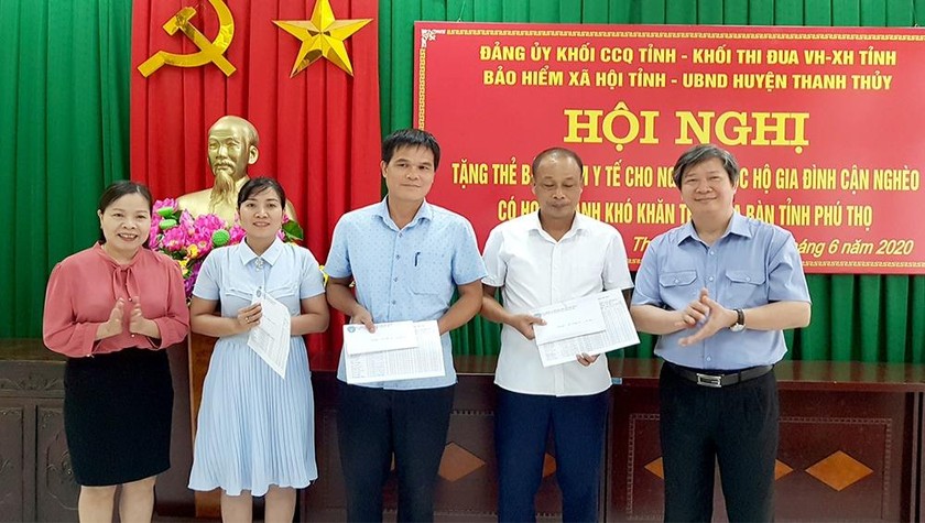 Lãnh đạo BHXH tỉnh trao thẻ BHYT cho lãnh đạo các xã, thị trấn trên địa bàn huyện Thanh Thủy có người thuộc hộ cận nghèo được nhận thẻ