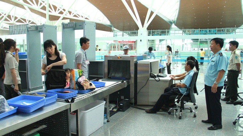 Cán bộ Hải quan làm thủ tục cho hành khách XNK tại nhà ga mới sân bay Đà Nẵng