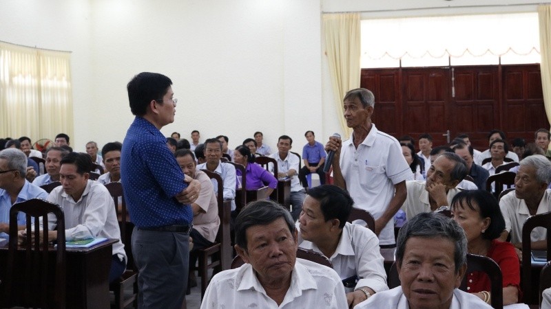 Ông Phạm Văn Phong – Phó Giám đốc Sở Tư pháp tỉnh lắng nghe và trao đổi với hòa giải viên