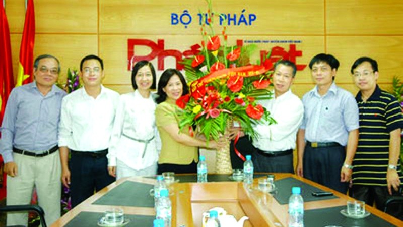 Bà Nguyễn Thúy Hiền (thời điểm là Thứ trưởng Bộ Tư pháp) tặng hoa chúc mừng Báo PLVN nhân Ngày Báo chí Cách mạng Việt Nam 21/6/ 2011
