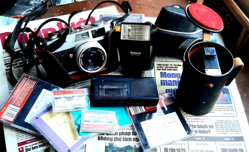 Máy ghi âm, máy ảnh… đồ nghề tác nghiệp của phóng viên cách đây 20 năm