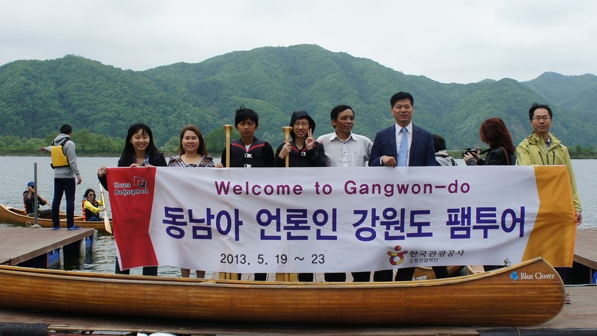 Nhà báo Thùy Dương (thứ 2 từ trái sang) cùng đoàn nhà báo châu Á tại Gangwon-do, Hàn Quốc năm 2013