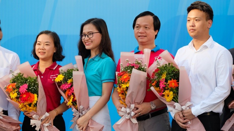 Ông Bùi Quang Anh Vũ (thứ hai từ phải qua) – Tổng Giám đốc Công ty Phát Đạt nhận hoa cám ơn từ BTC chiến dịch trong ngày Lễ Ra quân