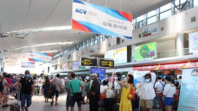 Các hãng tăng chuyến bay đưa khách rời Đà Nẵng. Ảnh: Tiền Phong