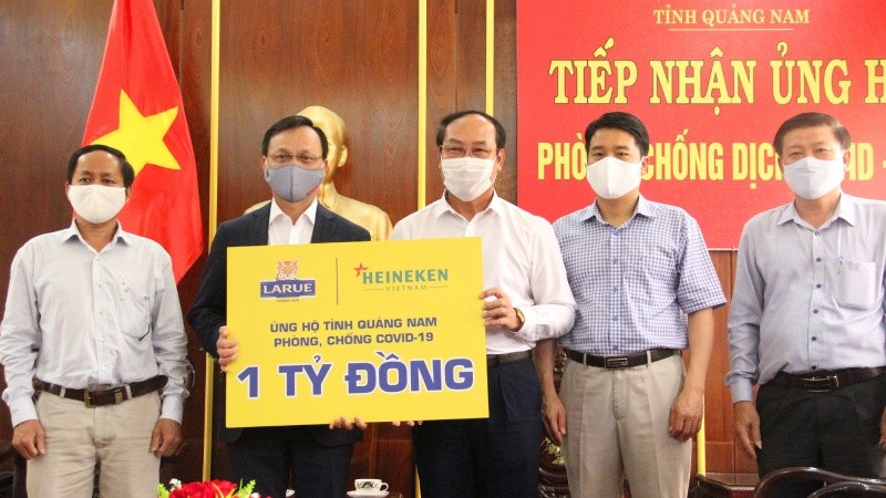 Ông Nguyễn Thanh Phúc - TGĐ Nhà máy bia HEINEKEN tại Đà
Nẵng và Quảng Nam trao 1 tỷ đồng ủng hộ thông qua Mặt trận Tổ quốc Việt Nam tại tỉnh Quảng Nam