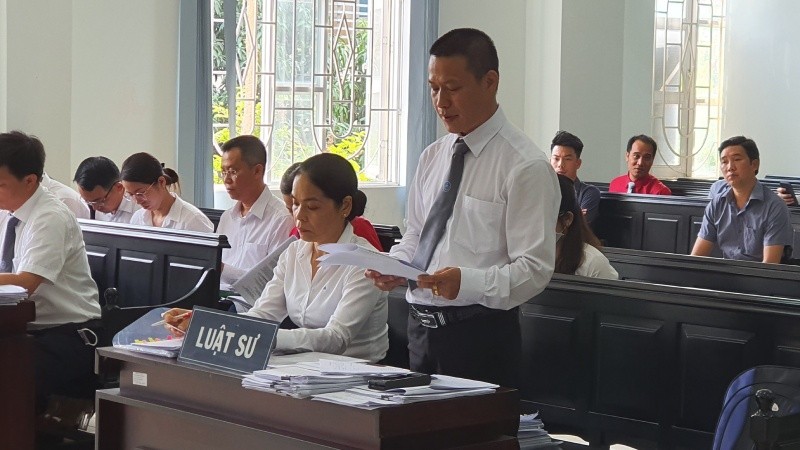 Việc bà Hà Thị Hồng Quyền (ngồi) vừa là đại diện cho Thiên Phú, vừa đại diện cho bà Hường và bà Châu được tranh cãi gay gắt tại tòa