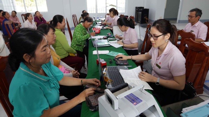 Một buổi giao dịch và giao ban phổ biến chính sách cho vay tại điểm giao dịch thị trấn Phú Thứ, huyện Tây Hòa, tỉnh Phú Yên