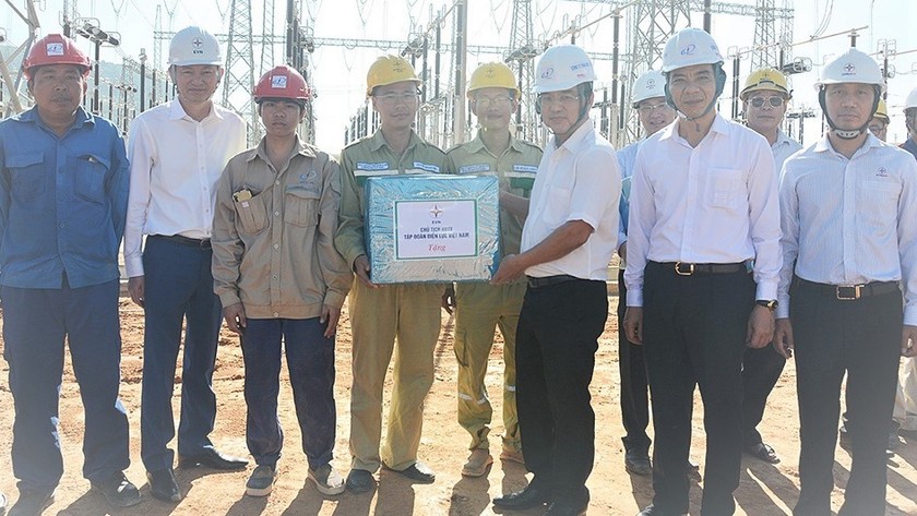 Chủ tịch EVN Dương Quang Thành và đại diện EVNNPT thăm công nhân thi công Dự án đường dây 500kV mạch 3 đoạn qua Quảng Bình trước khi dịch Covid-19 bùng phát trở lại