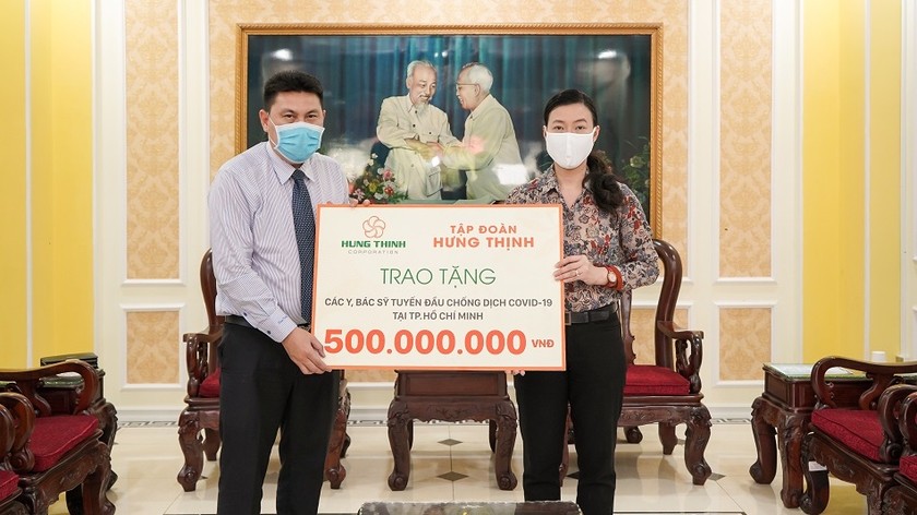 Ông Nguyễn Nam Hiền – Phó TGĐ Hưng Thịnh Corp trao tặng 500 triệu đồng cho đội ngũ Y, Bác sĩ tuyến đầu chống dịch Covid-19 tại TP HCM, ngày 31/7