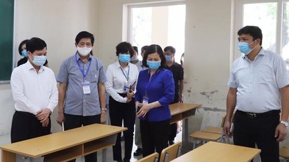 Đoàn công tác UBND TP Hà Nội kiểm tra tại điểm thi THTP Nguyễn Gia Thiều, quận Long Biên