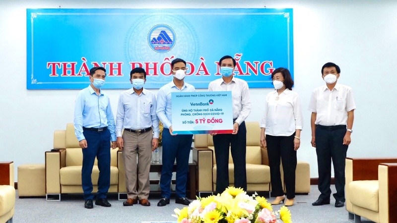 Đại diện VietinBank (thứ 3 từ trái qua) trao tặng biển tượng trưng số tiền 5 tỷ đồng cho TP Đà Nẵng phòng, chống dịch Covid-19