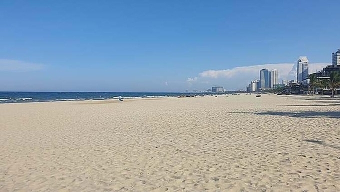 Ngày hè, nhiều bãi biển vắng du khách vì dịch Covid-19