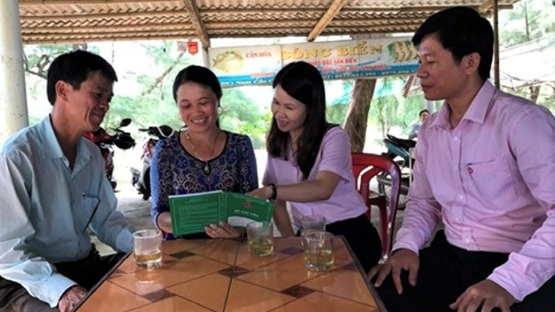 Cán bộ NHCSXH Quảng Trị thăm hộ vay vốn tín dụng chính sách