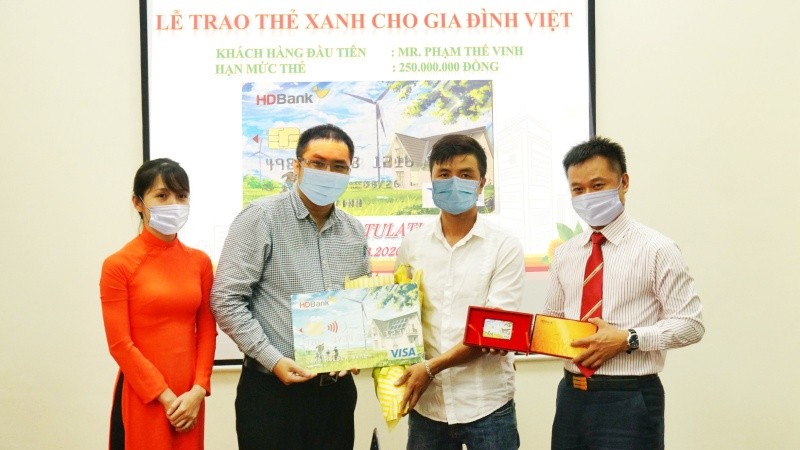 HDBank trao “Thẻ Xanh cho gia đình Việt” cho khách hàng đầu tiên tại TP HCM