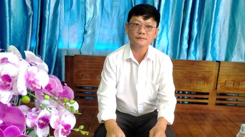Ông Nguyễn Trí Tuệ đang trao đổi với PV