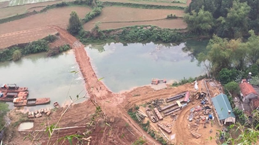 Hình ảnh con đường Cty Sơn Thủy tự ý làm cắt đôi dòng sông Trung, cấp huyện phát hiện và xử phạt