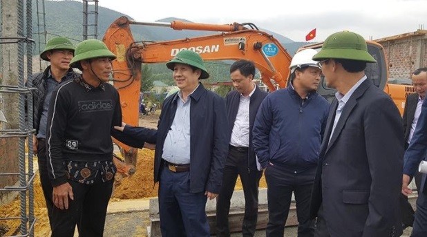 Đồng chí Nguyễn Xuân Quang, Phó Chủ tịch Thường trực UBND tỉnh thăm, động viên các hộ dân xây nhà mới tại khu tái định cư Trung tâm Điện lực Quảng Trạch