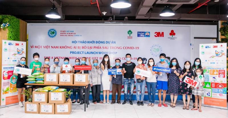 Đại diện các gia đình tại Hà Nội nhận quà từ dự án trong chương trình