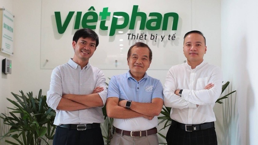 Giám đốc Lê Thanh Lịch cùng nhân viên Công ty Việt Phan