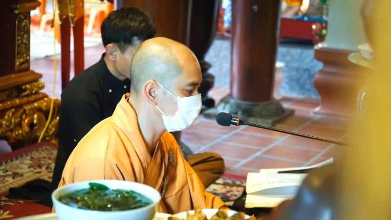 Đại đức Thích Trí Thịnh, Phó Trưởng ban Trị sự Giáo hội Phật giáo Việt Nam tỉnh Hòa Bình làm lễ cầu siêu.