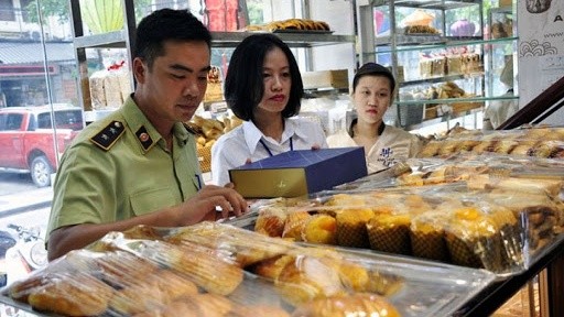 Lực lượng QLTT Hà Nội phối hợp Cảnh sát Môi trường kiểm tra liên tục mặt hàng bánh trung thu. 