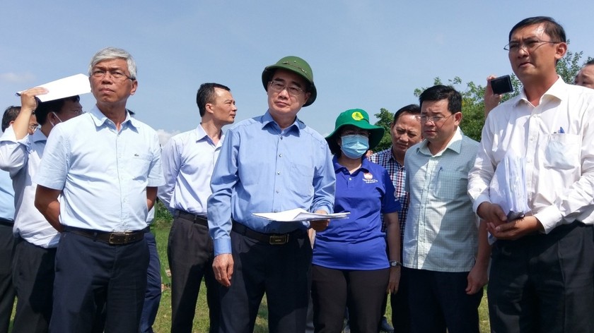 Bí thư Thành ủy Nguyễn Thiện Nhân đi thực địa kiểm tra tình hình vi phạm đất đai tại Bình Chánh.
