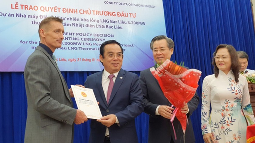 UBND tỉnh Bạc Liêu trao quyết định chủ trương đầu tư Dự án Nhà máy điện khí tự nhiên hóa lỏng (LNG) với tổng mức đầu tư khoảng 4 tỷ USD, dự án FDI lớn nhất trong 8 tháng đầu năm 2020 cho NĐT Singapore.