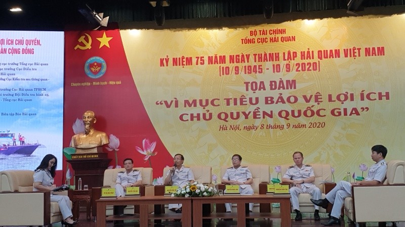 Tổng cục trưởng Tổng cục Hải quan Nguyễn Văn Cẩn (thứ 3 từ trái sang) chia sẻ tại Tọa đàm.