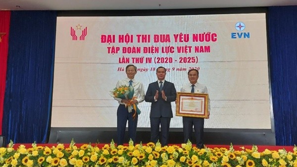 Chủ tịch Hội đồng thành viên và TGĐ nhận Bằng khen của Thủ tướng Chính phủ dành cho EVN.
