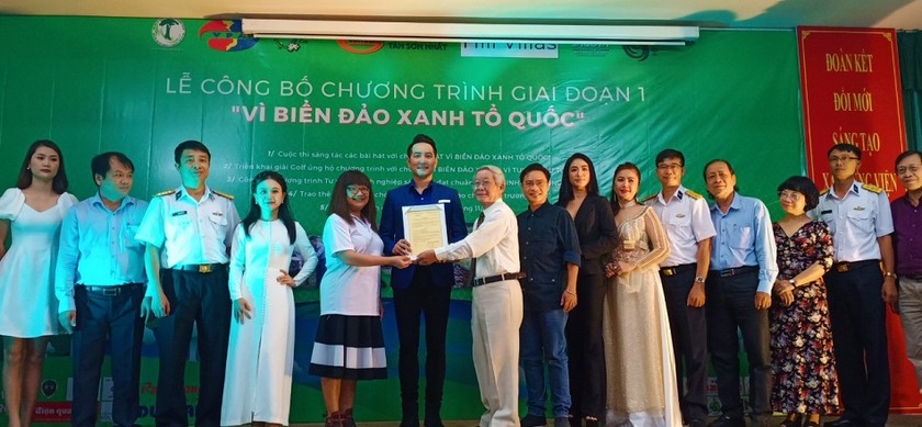 Ban tổ chức trao Quyết định làm Đại sứ của chương trình cho ca sỹ - diễn viên Nguyễn Phi Hùng (Ảnh:Bảo Lan)