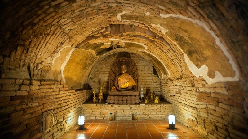 Đường hầm cổ trong chùa.