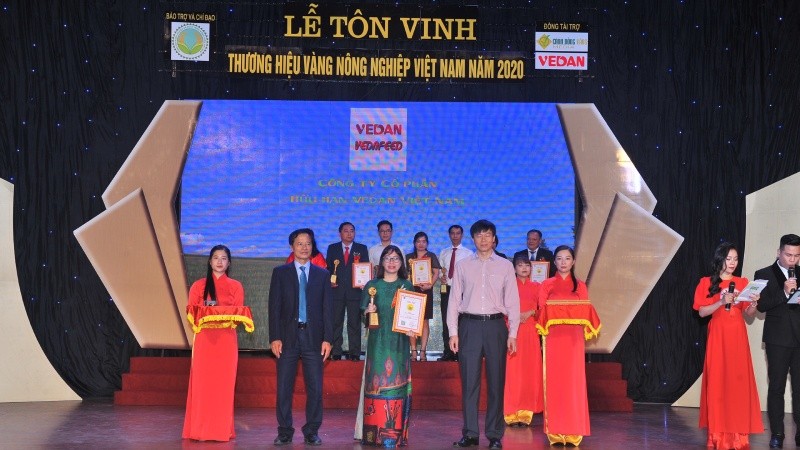 Đại diện Vedan Việt Nam nhận chứng nhận “Thương hiệu vàng Nông nghiệp Việt Nam” sản phẩm phụ gia thức ăn chăn nuôi Vedafeed dạng viên.