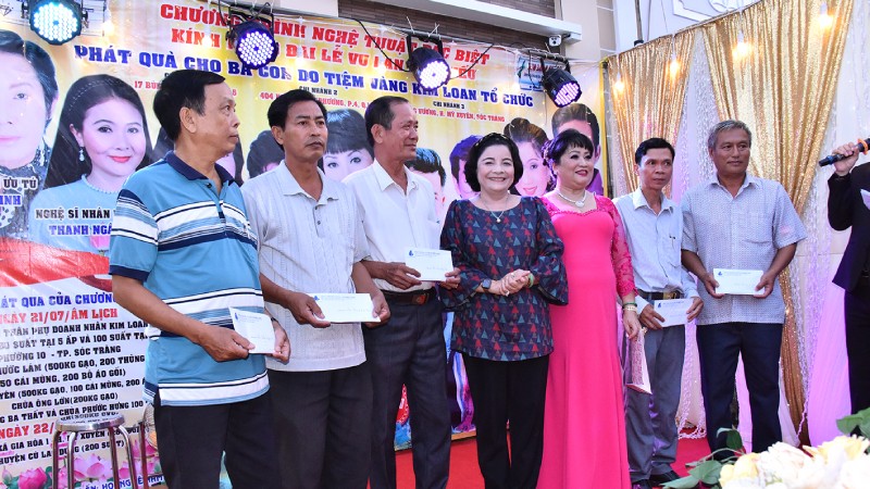Công ty Kim Loan trao quà cho các gia đình khó khăn huyện Cù Lao Dung