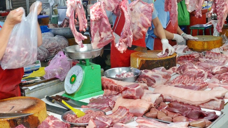 Giá thịt lợn hơi và thành phẩm vẫn “neo” ở mức cao.