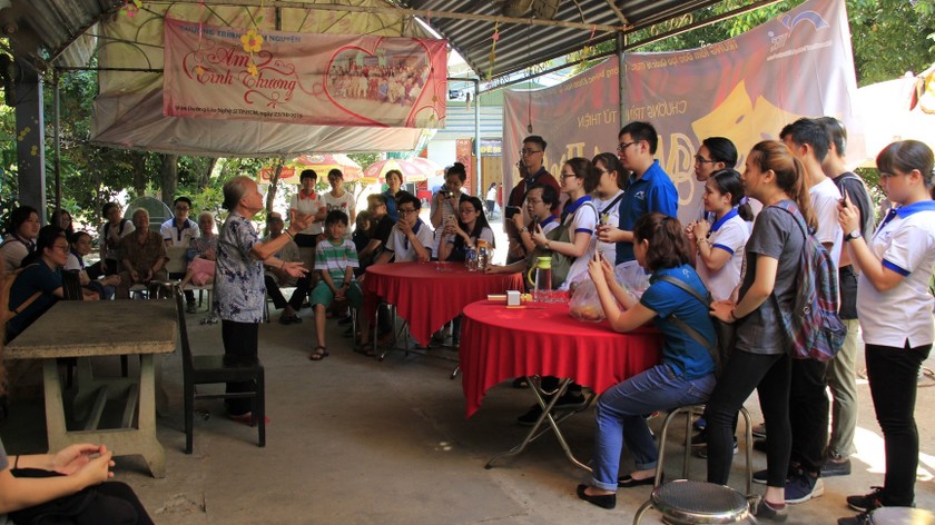 Sinh viên một trường Đại học tổ chức đến thăm các cụ ở nhà dưỡng lão nghệ sĩ.