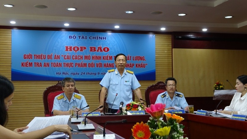 Tổng cục trưởng Tổng cục Hải quan Nguyễn Văn Cẩn trả lời họp báo.