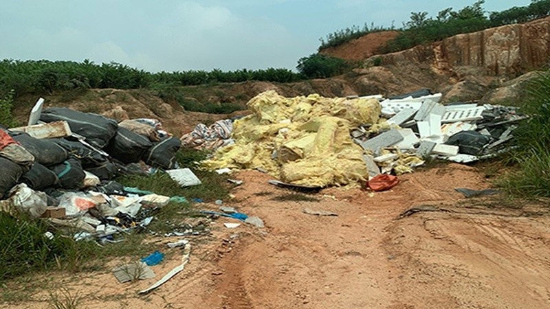 Rác thải được đổ tại thôn Ngũ Phúc, khu 9, xã Hà Thạch, TX Phú Thọ.